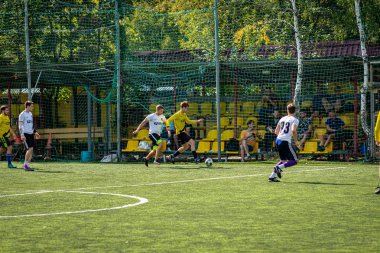 Moskova, Rusya - 24 Ağustos 2019: Oyunda futbolcular. Moskova Amatör Ligi.