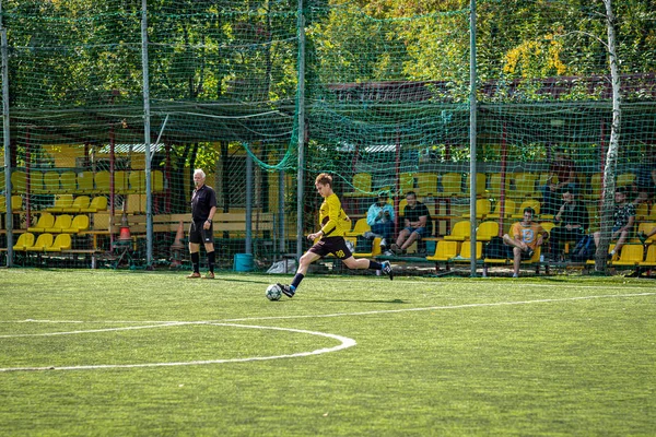 Moskova, Rusya - 24 Ağustos 2019: Oyunda futbolcular. Moskova Amatör Ligi. — Stok fotoğraf