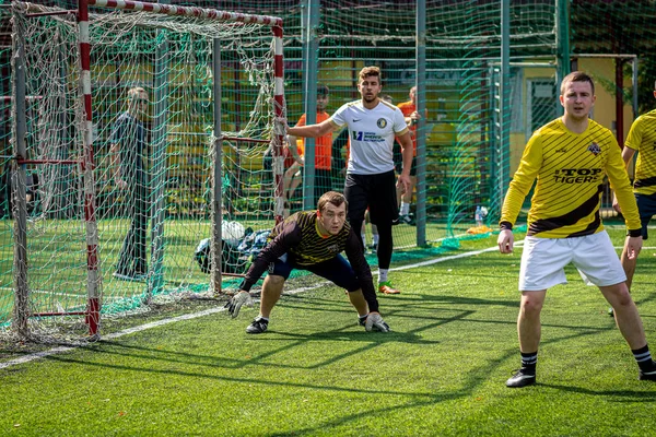 MOSCA, RUSSIA - 24 AGOSTO 2019: Giocatori di calcio in gioco. Lega amatoriale a Mosca . — Foto Stock