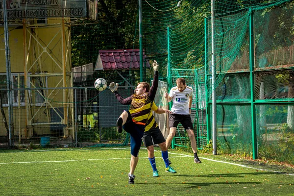 Moskova, Rusya - 24 Ağustos 2019: Oyunda futbolcular. Moskova Amatör Ligi.