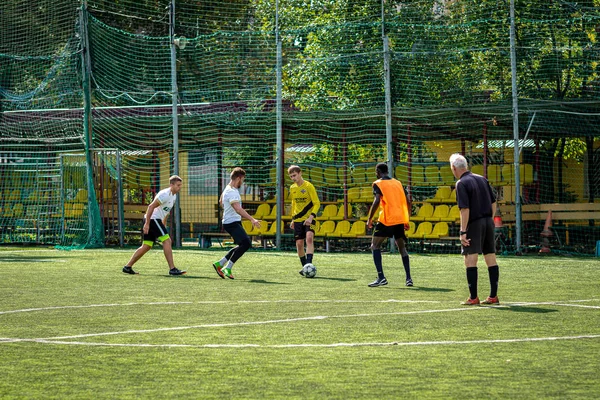 MOSCOW, RÚSSIA - 24 de agosto de 2019: Jogadores de futebol no jogo. Liga Amador em Moscou . — Fotografia de Stock