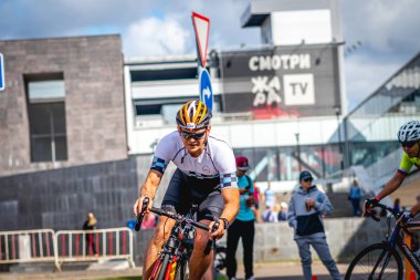 MOSCOW, RUSSIA - 25 Ağustos 2019: Ironman Bisiklet Yarışması, yarışa katılan bisikletçi sporcular. Demir Yıldızı Crocus Fitness Triatlonu.