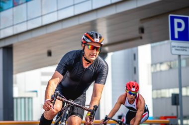 MOSCOW, RUSSIA - 25 Ağustos 2019: Ironman Bisiklet Yarışması, yarışa katılan bisikletçi sporcular. Demir Yıldızı Crocus Fitness Triatlonu.