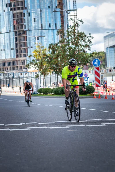 MOSCOU, RUSSIE - 25 AOÛT 2019 : Ironman Compétition cycliste, athlètes cyclistes en course. Triathlon Ironstar Crocus Fitness. — Photo