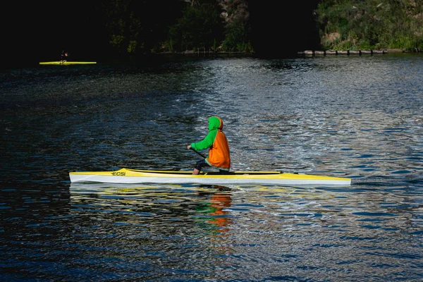 MOSCA, RUSSIA - AGOSTO 25, 2019: Giovane donna gode il suo allenamento di kayak nel caldo al fiume Mosca. — Foto Stock