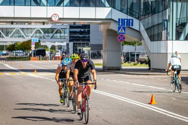 MOSCOW, RUSSIA - 25 Ağustos 2019: Ironman Bisiklet Yarışması, yarışa katılan bisikletçi sporcular. Demir Yıldızı Crocus Fitness Triatlonu.