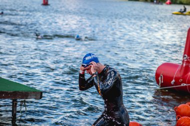 MOSCOW, Rusya - 25 Ağustos 2019: Moskova nehri üzerindeki Ironman Yüzücüleri. Ironstar Crocus Fitness Triatlon 2019.