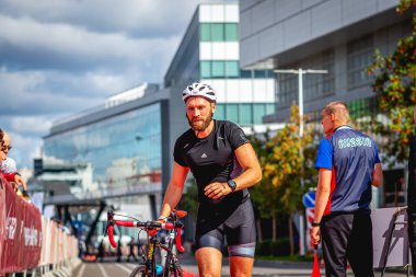 MOSCOW, RUSSIA - 25 Ağustos 2019: Ironman Bisiklet Yarışması, yarışa katılan bisikletçi sporcular. Demir Yıldızı Crocus Fitness Triatlonu.