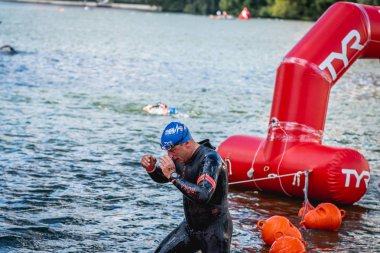 MOSCOW, Rusya - 25 Ağustos 2019: Moskova nehri üzerindeki Ironman Yüzücüleri. Ironstar Crocus Fitness Triatlon 2019.