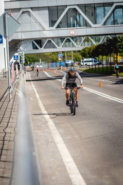 MOSCOW, RUSSIA - 25 Ağustos 2019: Ironman Bisiklet Yarışması, yarışa katılan bisikletçi sporcular. Demir Yıldızı Crocus Fitness Triatlonu.