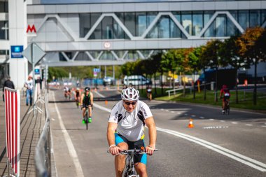 MOSCOW, RUSSIA - 25 Ağustos 2019: Ironman Bisiklet Yarışması, yarışa katılan bisikletçi sporcular. Demir Yıldızı Crocus Fitness Triatlonu.