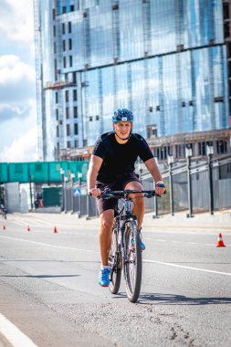 MOSCOW, RUSSIA - 25 Ağustos 2019: Ironman Bisiklet Yarışması, yarışa katılan bisikletçi sporcular. Demir Yıldızı Crocus Fitness Triatlonu.