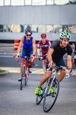 MOSCOW, RUSSIA - 25 Ağustos 2019: Ironman Bisiklet Yarışması, yarışa katılan bisikletçi sporcular. Demir Yıldızı Crocus Fitness Triatlonu.