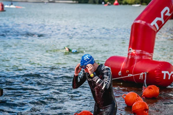 MOSCA, RUSSIA - 25 AGOSTO 2019: Ironman Nuotatori in acque aperte evento Mosca fiume. Ironstar Crocus Fitness Triathlon 2019. — Foto Stock