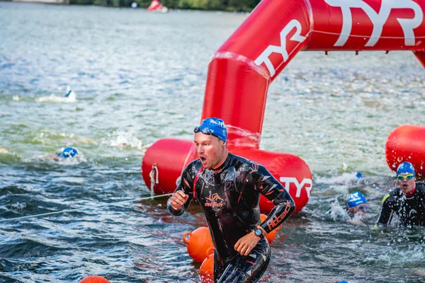 MOSCÚ, RUSIA - 25 de agosto de 2019: Ironman Nadadores en aguas abiertas evento río Moscú. Ironstar Crocus Fitness Triatlón 2019 . —  Fotos de Stock