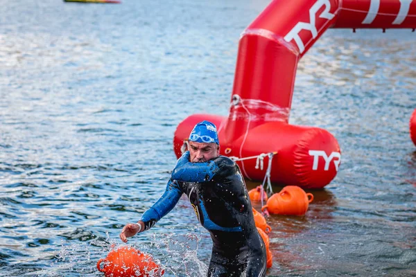 MOSCOW, Rusya - 25 Ağustos 2019: Moskova nehri üzerindeki Ironman Yüzücüleri. Ironstar Crocus Fitness Triatlon 2019.