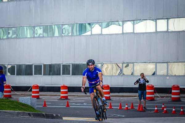 MOSKVA, RUSKO - 25. srpna 2019: Cyklistická soutěž Ironman, cyklističtí atleti na koni. Ironstar Crocus Fitness Triathlon. — Stock fotografie
