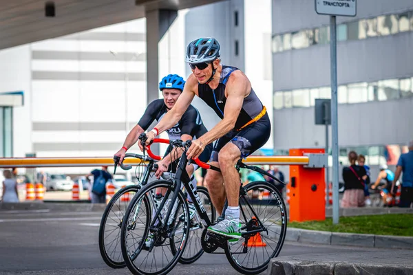 MOSCOU, RUSSIE - 25 AOÛT 2019 : Ironman Compétition cycliste, athlètes cyclistes en course. Triathlon Ironstar Crocus Fitness. — Photo