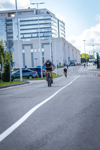 MOSCÚ, RUSIA - 25 de agosto de 2019: Ironman Cycling competition, ciclistas atletas que montan una carrera. Ironstar Crocus Fitness Triatlón . — Foto de Stock