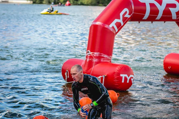 MOSCÚ, RUSIA - 25 de agosto de 2019: Ironman Nadadores en aguas abiertas evento río Moscú. Ironstar Crocus Fitness Triatlón 2019 . —  Fotos de Stock