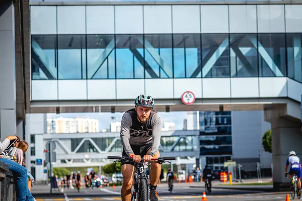 MOSCÚ, RUSIA - 25 de agosto de 2019: Ironman Cycling competition, ciclistas atletas que montan una carrera. Ironstar Crocus Fitness Triatlón . — Foto de Stock