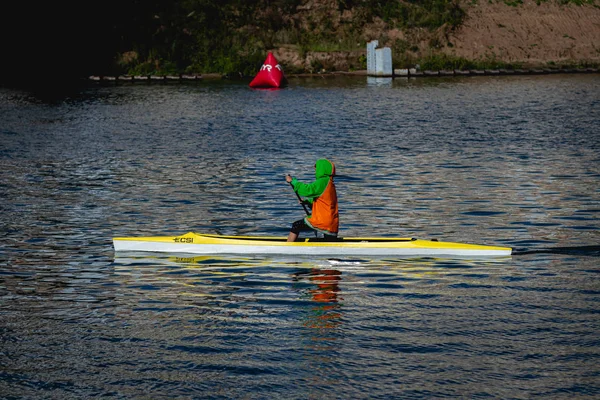 MOSCA, RUSSIA - AGOSTO 25, 2019: Giovane donna gode il suo allenamento di kayak nel caldo al fiume Mosca. — Foto Stock