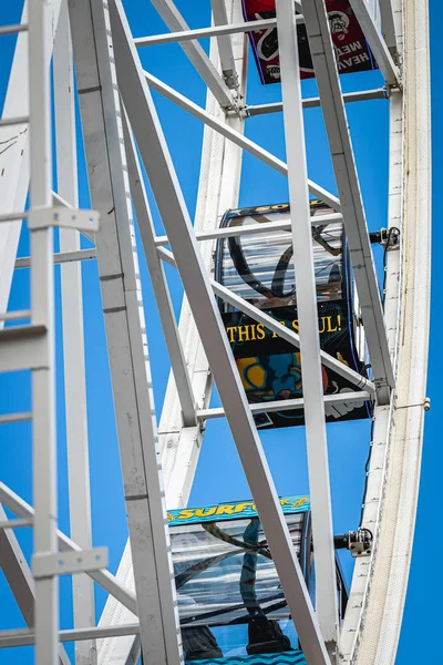 Ferris Wiel Over Blauwe Lucht. — Stockfoto