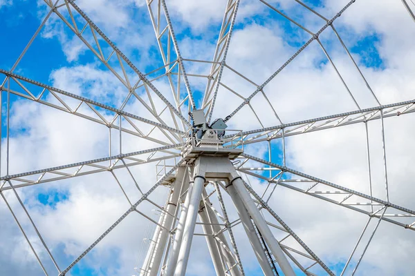 Ferris Wheel Over Blue Sky. — Stock Photo, Image