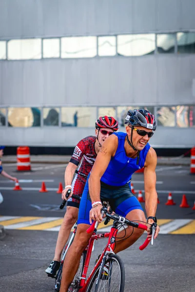 MOSCOW, RUSSIA - 25 Ağustos 2019: Ironman Bisiklet Yarışması, yarışa katılan bisikletçi sporcular. Demir Yıldızı Crocus Fitness Triatlonu.