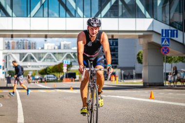 MOSCOW, RUSSIA - 25 Ağustos 2019: Ironman Bisiklet Yarışması, yarışa katılan bisikletçi sporcular. Demir Yıldızı Crocus Fitness Triatlonu.