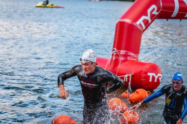 MOSCOW, Rusya - 25 Ağustos 2019: Moskova nehri üzerindeki Ironman Yüzücüleri. Ironstar Crocus Fitness Triatlon 2019.