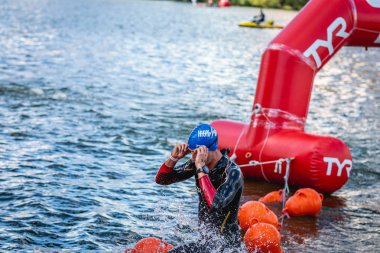 MOSCOW, Rusya - 25 Ağustos 2019: Moskova nehri üzerindeki Ironman Yüzücüleri. Ironstar Crocus Fitness Triatlon 2019.