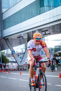 MOSCOW, RUSSIA - 25 Ağustos 2019: Ironman Bisiklet Yarışması, yarışa katılan bisikletçi sporcular. Demir Yıldızı Crocus Fitness Triatlonu.
