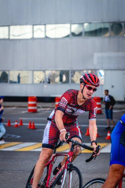 MOSCOW, RUSSIA - 25 Ağustos 2019: Ironman Bisiklet Yarışması, yarışa katılan bisikletçi sporcular. Demir Yıldızı Crocus Fitness Triatlonu.