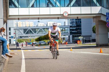 MOSCOW, RUSSIA - 25 Ağustos 2019: Ironman Bisiklet Yarışması, yarışa katılan bisikletçi sporcular. Demir Yıldızı Crocus Fitness Triatlonu.