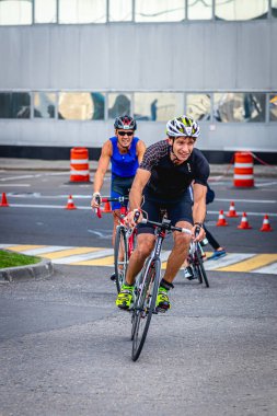 MOSCOW, RUSSIA - 25 Ağustos 2019: Ironman Bisiklet Yarışması, yarışa katılan bisikletçi sporcular. Demir Yıldızı Crocus Fitness Triatlonu.
