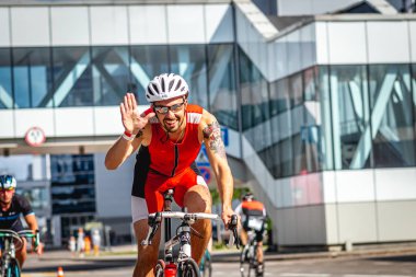 MOSCOW, RUSSIA - 25 Ağustos 2019: Ironman Bisiklet Yarışması, yarışa katılan bisikletçi sporcular. Demir Yıldızı Crocus Fitness Triatlonu.