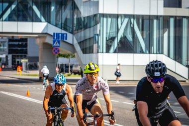 MOSCOW, RUSSIA - 25 Ağustos 2019: Ironman Bisiklet Yarışması, yarışa katılan bisikletçi sporcular. Demir Yıldızı Crocus Fitness Triatlonu.