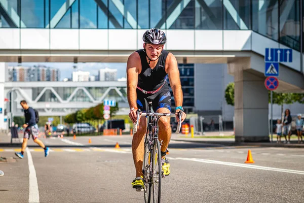 MOSCOU, RUSSIE - 25 AOÛT 2019 : Ironman Compétition cycliste, athlètes cyclistes en course. Triathlon Ironstar Crocus Fitness. — Photo