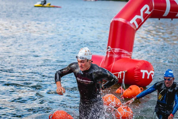 MOSCOW, Rusya - 25 Ağustos 2019: Moskova nehri üzerindeki Ironman Yüzücüleri. Ironstar Crocus Fitness Triatlon 2019.