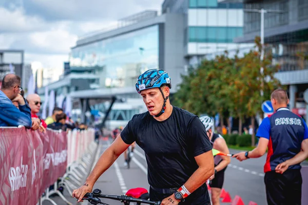 MOSCOU, RUSSIE - 25 AOÛT 2019 : Ironman Compétition cycliste, athlètes cyclistes en course. Triathlon Ironstar Crocus Fitness. — Photo