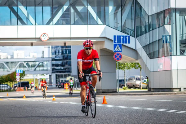 MOSCOU, RUSSIE - 25 AOÛT 2019 : Ironman Compétition cycliste, athlètes cyclistes en course. Triathlon Ironstar Crocus Fitness. — Photo