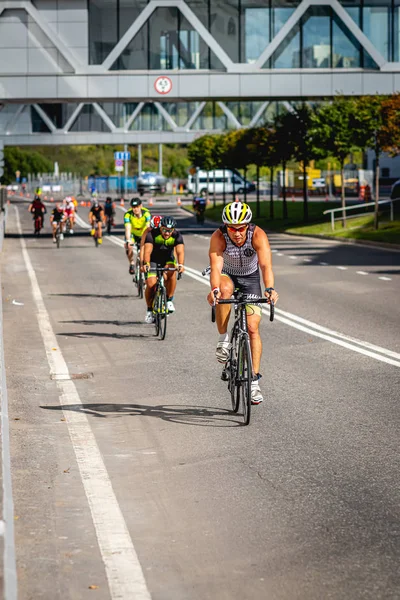 MOSCOW, RUSSIA - AUGUST 25, 2019: Ironman Wielerwedstrijd, wielrenners die een wedstrijd rijden. IJzerster Crocus Fitness Triathlon. — Stockfoto