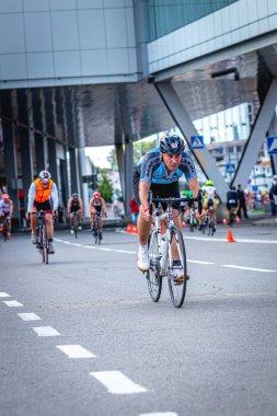 MOSCOW, RUSSIA - 25 Ağustos 2019: Ironman Bisiklet Yarışması, yarışa katılan bisikletçi sporcular. Demir Yıldızı Crocus Fitness Triatlonu.