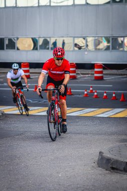 MOSCOW, RUSSIA - 25 Ağustos 2019: Ironman Bisiklet Yarışması, yarışa katılan bisikletçi sporcular. Demir Yıldızı Crocus Fitness Triatlonu.