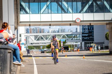 MOSCOW, RUSSIA - 25 Ağustos 2019: Ironman Bisiklet Yarışması, yarışa katılan bisikletçi sporcular. Demir Yıldızı Crocus Fitness Triatlonu.
