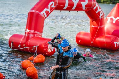 MOSCOW, Rusya - 25 Ağustos 2019: Moskova nehri üzerindeki Ironman Yüzücüleri. Ironstar Crocus Fitness Triatlon 2019.