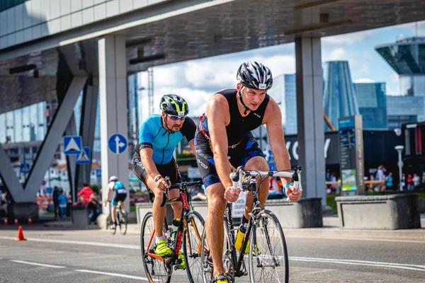 MOSCOW, RÚSSIA - AGOSTO 25, 2019: Ironman Cycling competition, ciclista atletas montando uma corrida. Ironstar Crocus Fitness Triathlon . — Fotografia de Stock