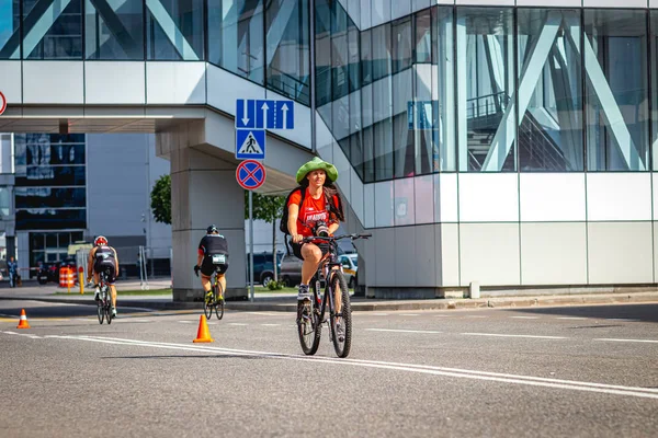 MOSCÚ, RUSIA - 25 de agosto de 2019: Ironman Cycling competition, ciclistas atletas que montan una carrera. Ironstar Crocus Fitness Triatlón . — Foto de Stock