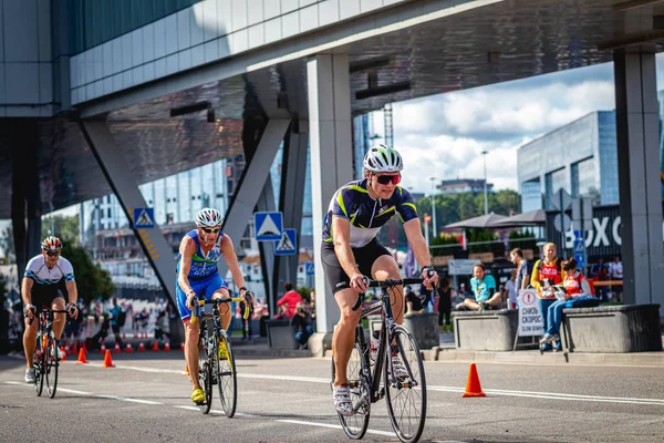 MOSCÚ, RUSIA - 25 de agosto de 2019: Ironman Cycling competition, ciclistas atletas que montan una carrera. Ironstar Crocus Fitness Triatlón . — Foto de Stock